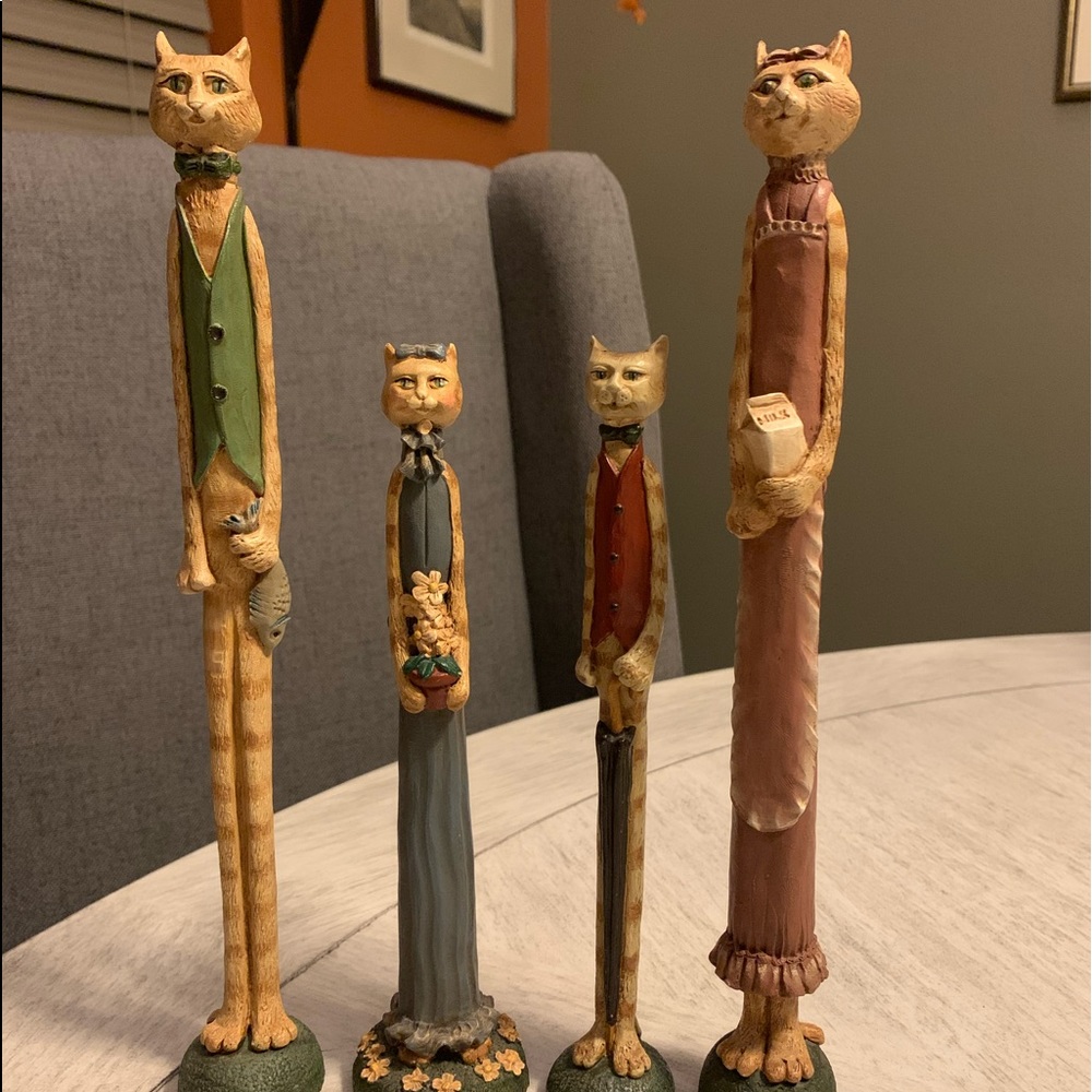 Cats wood figurines-Beautiful Wood carved-Gand Painted-Family is of 4- Rare